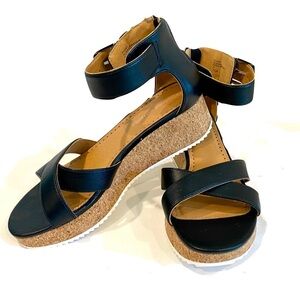LIKE NEW — Adrienne Vittadini Cortz Wedge Platform Sandals T-strap Ankle Sz 7.5